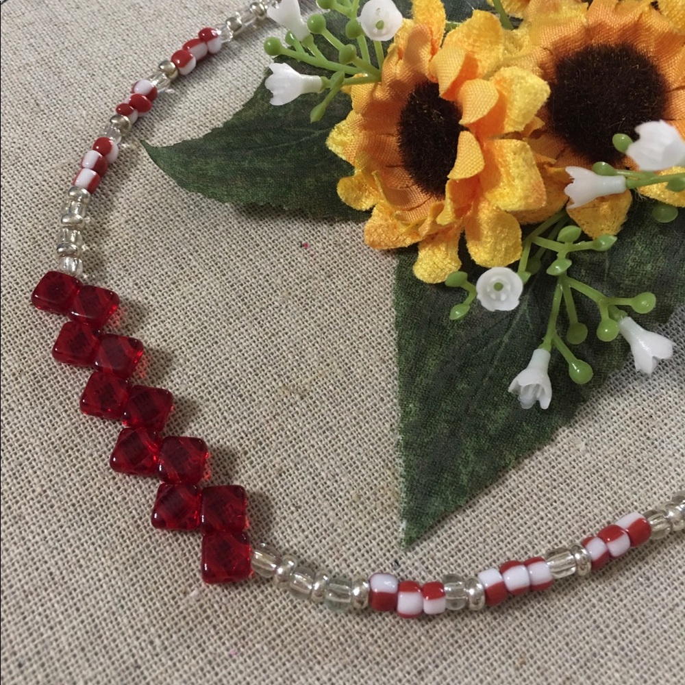“Red Diamonds” Necklace W/Unique Red♦️Pattern